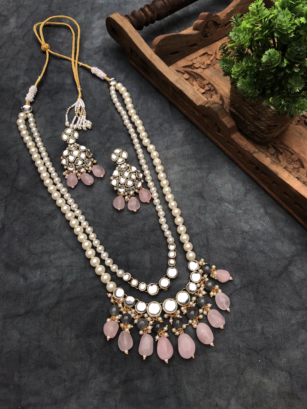 Kundan Choker Set Adorned With Pearls And Pastel Pink Beads – Putstyle